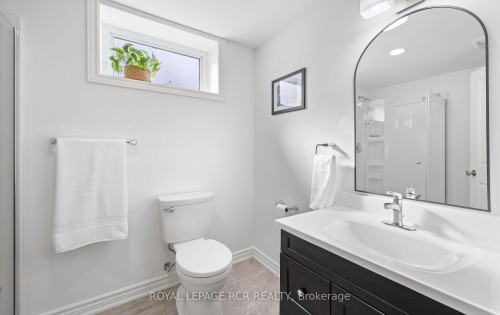 15 Banting Drive, Orangeville, ON - Indoor Photo Showing Bathroom