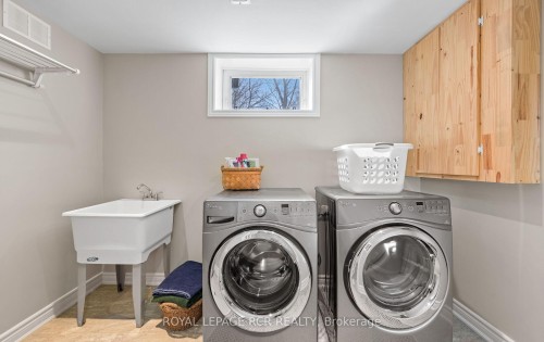 15 Banting Drive, Orangeville, ON - Indoor Photo Showing Laundry Room