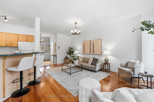 122 Downey Circle, Aurora, ON - Indoor Photo Showing Living Room