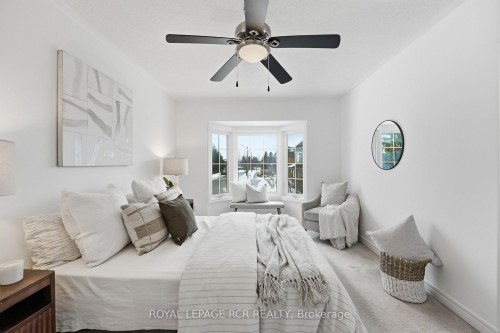 122 Downey Circle, Aurora, ON - Indoor Photo Showing Bedroom