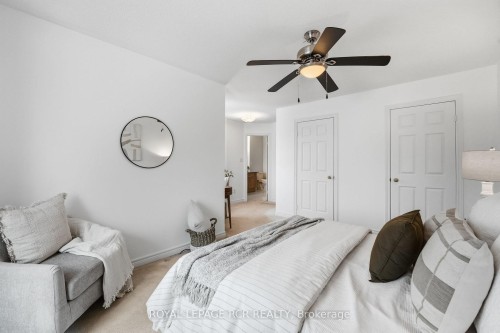 122 Downey Circle, Aurora, ON - Indoor Photo Showing Bedroom