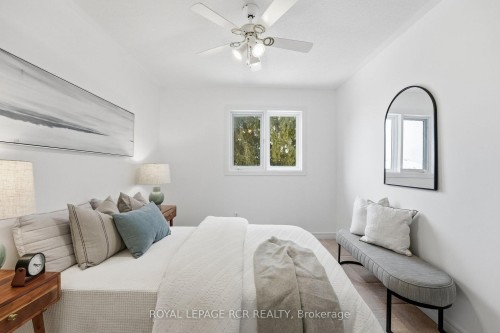 122 Downey Circle, Aurora, ON - Indoor Photo Showing Bedroom