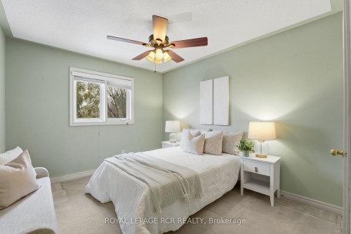 122 Downey Circle, Aurora, ON - Indoor Photo Showing Bedroom