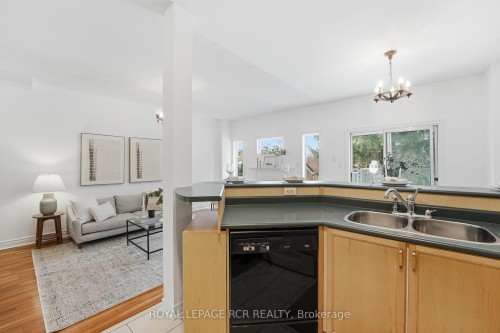 122 Downey Circle, Aurora, ON - Indoor Photo Showing Kitchen With Double Sink