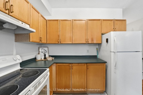 122 Downey Circle, Aurora, ON - Indoor Photo Showing Kitchen