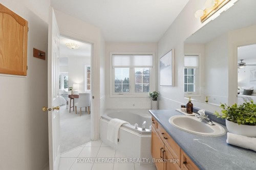 122 Downey Circle, Aurora, ON - Indoor Photo Showing Bathroom