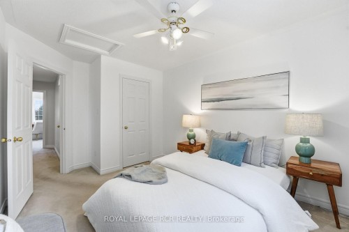 122 Downey Circle, Aurora, ON - Indoor Photo Showing Bedroom