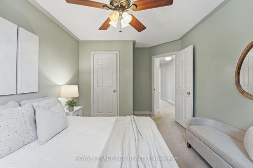 122 Downey Circle, Aurora, ON - Indoor Photo Showing Bedroom