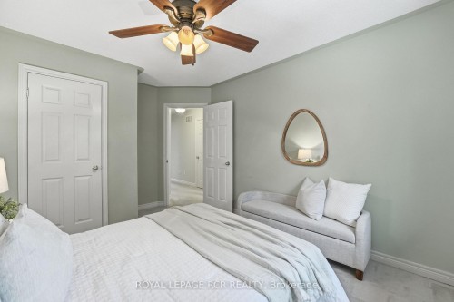 122 Downey Circle, Aurora, ON - Indoor Photo Showing Bedroom