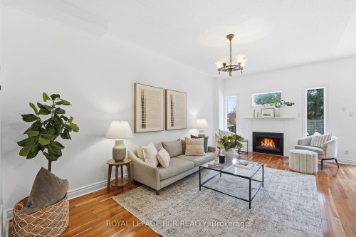 122 Downey Circle, Aurora, ON - Indoor Photo Showing Living Room With Fireplace