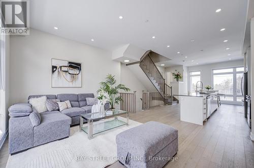 51 Credit Lane, Richmond Hill, ON - Indoor Photo Showing Living Room