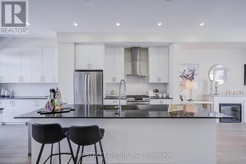 51 Credit Lane, Richmond Hill, ON - Indoor Photo Showing Kitchen With Upgraded Kitchen
