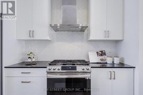 51 Credit Lane, Richmond Hill, ON - Indoor Photo Showing Kitchen With Upgraded Kitchen