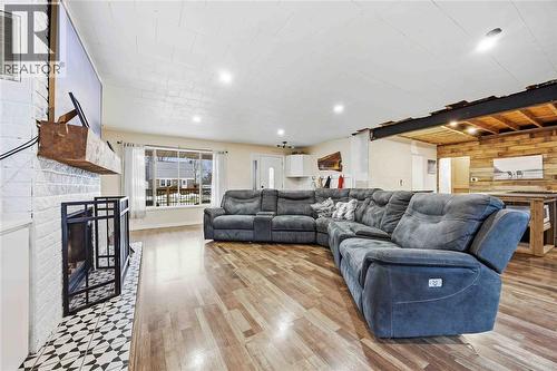 2346 Sydenham Avenue, St Clair, ON - Indoor Photo Showing Living Room