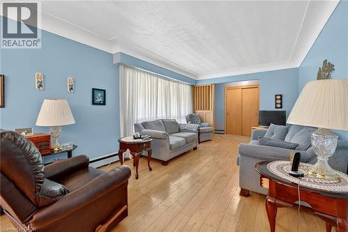 182 Sweets Corners Road, Selkirk, ON - Indoor Photo Showing Living Room