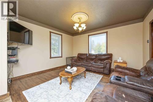3201 Park Street, Brooke-Alvinston, ON - Indoor Photo Showing Living Room