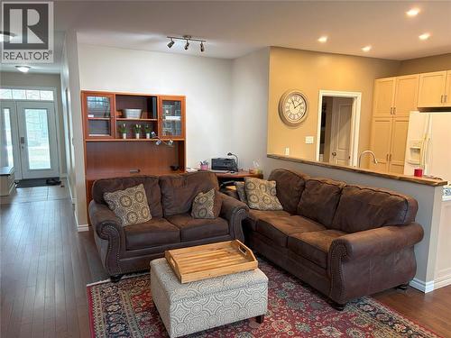 13 Oakwood Links Lane, Grand Bend, ON - Indoor Photo Showing Living Room