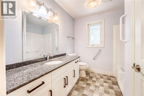 572 Valentina Street, Petrolia, ON - Indoor Photo Showing Bathroom