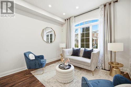 19 Scarlett Trail, Vaughan, ON - Indoor Photo Showing Living Room