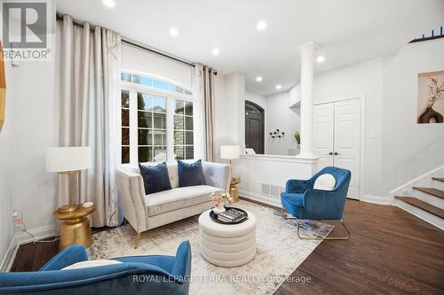 19 Scarlett Trail, Vaughan, ON - Indoor Photo Showing Living Room
