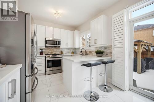 19 Scarlett Trail, Vaughan, ON - Indoor Photo Showing Kitchen With Upgraded Kitchen