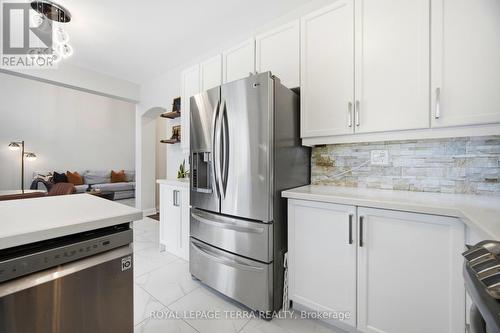 19 Scarlett Trail, Vaughan, ON - Indoor Photo Showing Kitchen