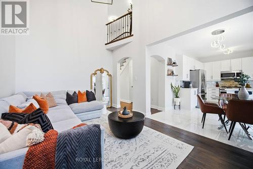 19 Scarlett Trail, Vaughan, ON - Indoor Photo Showing Living Room