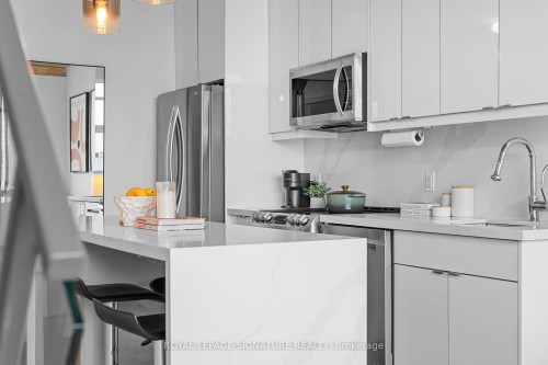 606-33 Mill Street, Toronto, ON - Indoor Photo Showing Kitchen With Upgraded Kitchen