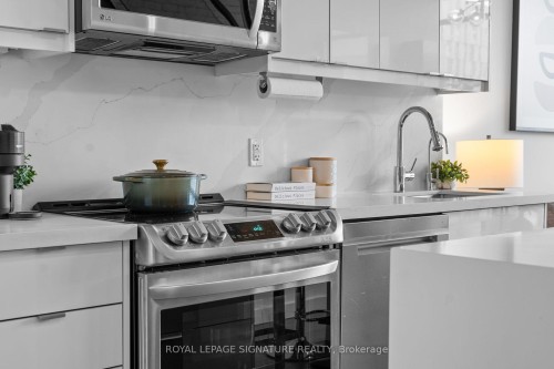 606-33 Mill Street, Toronto, ON - Indoor Photo Showing Kitchen With Upgraded Kitchen