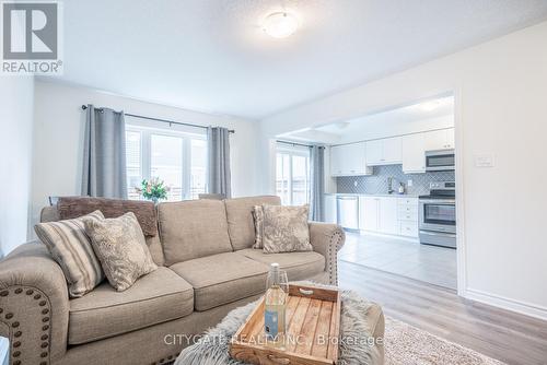 69 Mcmonies Drive, Hamilton, ON - Indoor Photo Showing Living Room
