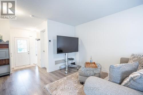 69 Mcmonies Drive, Hamilton, ON - Indoor Photo Showing Living Room