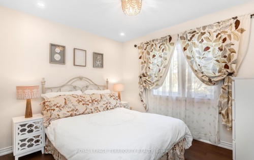 5596 Haddon Hall Road, Mississauga, ON - Indoor Photo Showing Bedroom