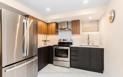5596 Haddon Hall Road, Mississauga, ON - Indoor Photo Showing Kitchen