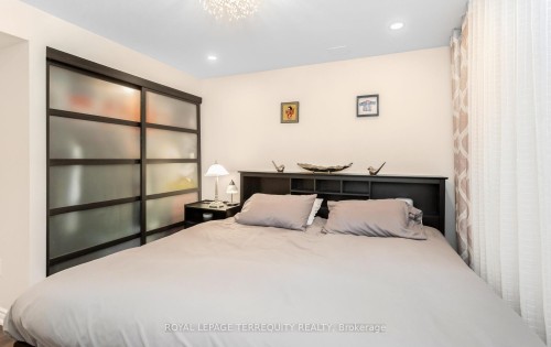 5596 Haddon Hall Road, Mississauga, ON - Indoor Photo Showing Bedroom