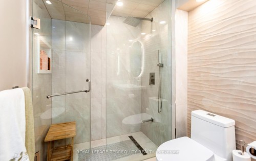 5596 Haddon Hall Road, Mississauga, ON - Indoor Photo Showing Bathroom