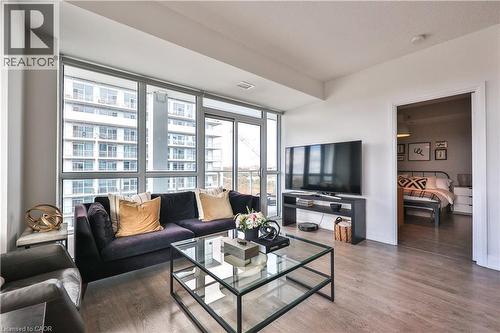 55 Speers Road Unit# 1709, Oakville, ON - Indoor Photo Showing Living Room