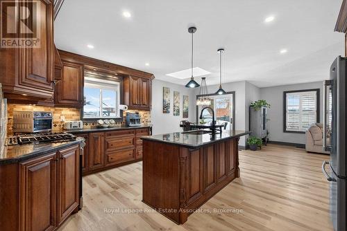 84 Loon Avenue, Barrie, ON - Indoor Photo Showing Kitchen With Upgraded Kitchen