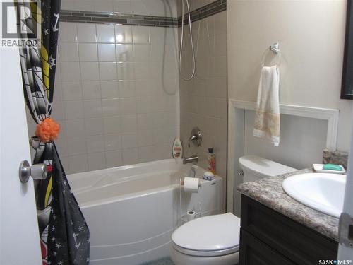 706 Klassen Bay, Martensville, SK - Indoor Photo Showing Bathroom