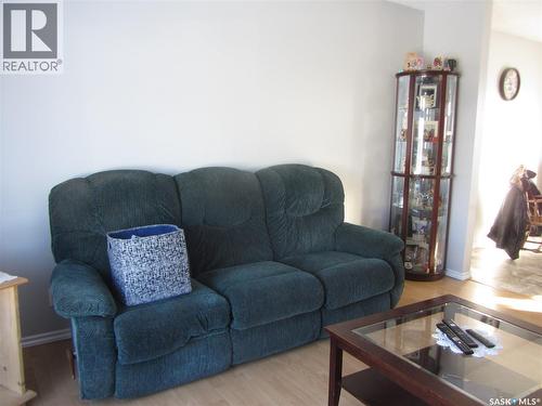 706 Klassen Bay, Martensville, SK - Indoor Photo Showing Living Room