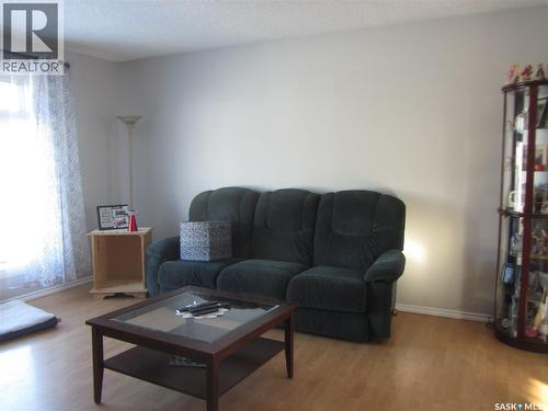 706 Klassen Bay, Martensville, SK - Indoor Photo Showing Living Room