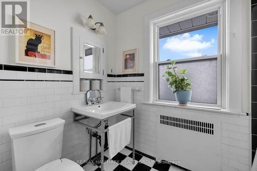 1 Iona Street, Ottawa, ON - Indoor Photo Showing Bathroom