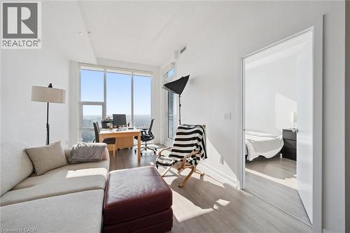 85 Duke Street Unit# 1707, Kitchener, ON - Indoor Photo Showing Living Room