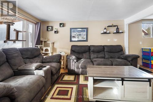 294 Mountain Road, Callander, ON - Indoor Photo Showing Living Room