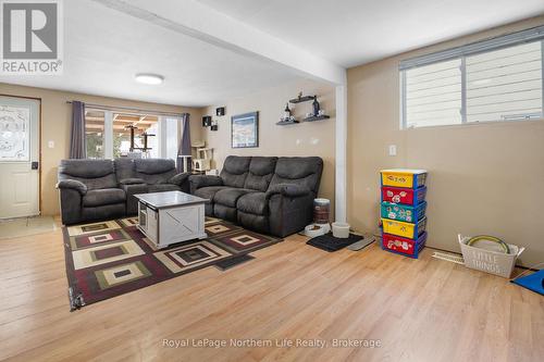 294 Mountain Road, Callander, ON - Indoor Photo Showing Living Room