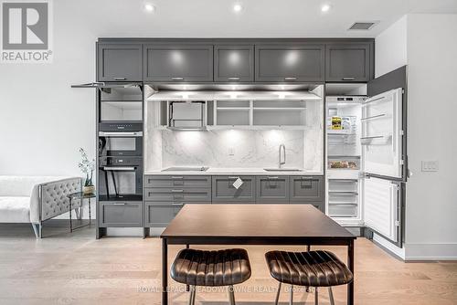 826 - 155 Merchants' Wharf, Toronto, ON - Indoor Photo Showing Kitchen With Upgraded Kitchen