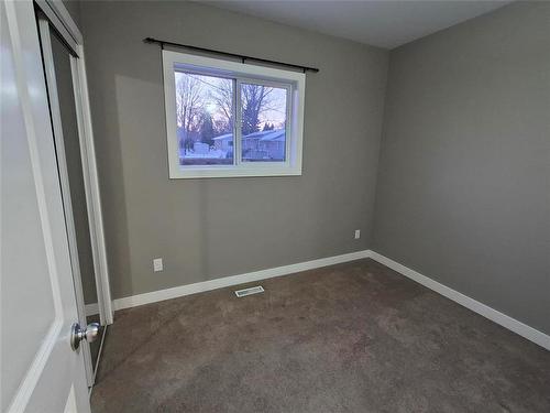 1 35 Lilac Place, Niverville, MB - Indoor Photo Showing Other Room
