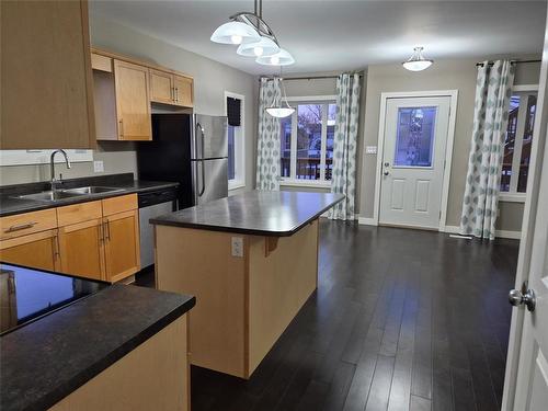 1 35 Lilac Place, Niverville, MB - Indoor Photo Showing Kitchen With Double Sink
