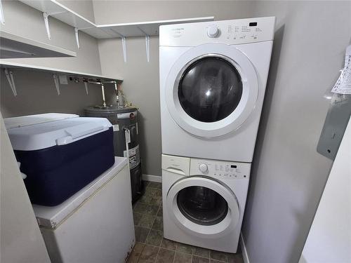 1 35 Lilac Place, Niverville, MB - Indoor Photo Showing Laundry Room
