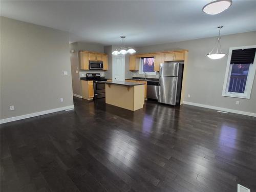 1 35 Lilac Place, Niverville, MB - Indoor Photo Showing Kitchen