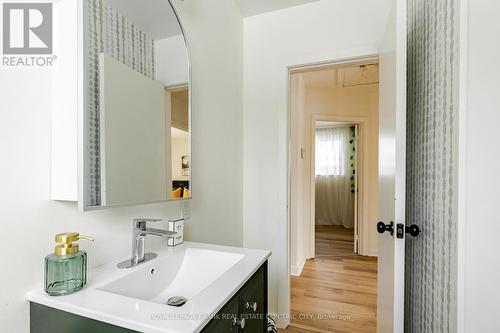 381 Applegrove Avenue, Peterborough (Northcrest Ward 5), ON - Indoor Photo Showing Bathroom